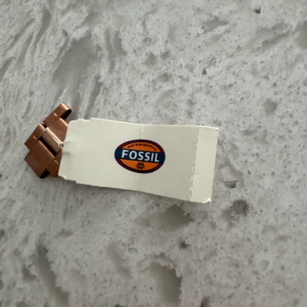 - WOMEN'S ROSE GOLD FOSSIL WATCH - Picture 4 of 6